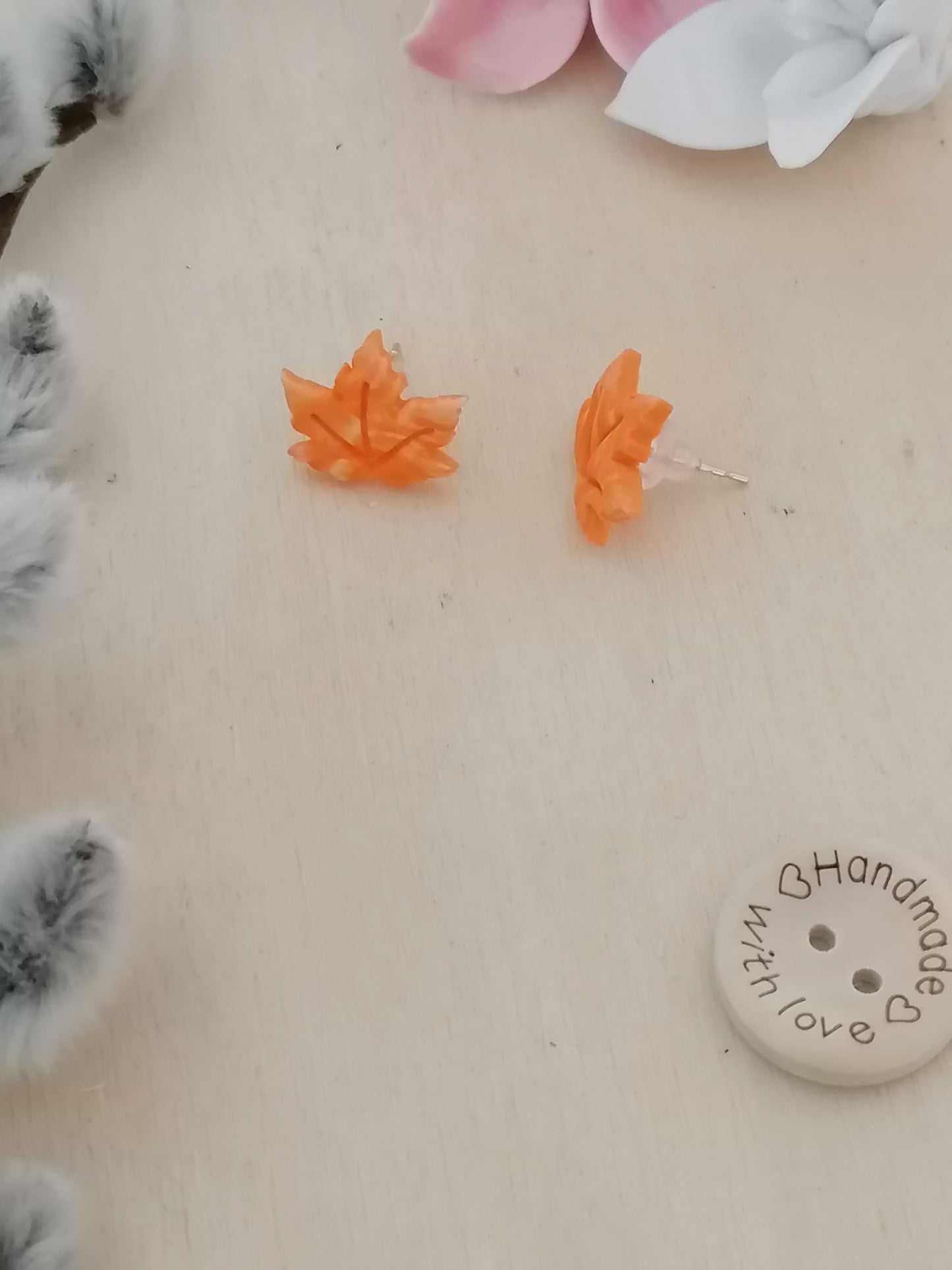 Ahornblatt-Ohrstecker – handgefertigt aus Fimo
