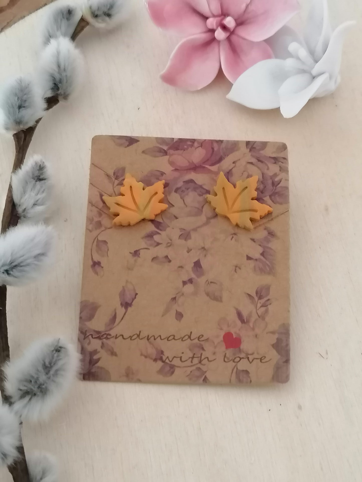 Ahornblatt-Ohrstecker – handgefertigt aus Fimo