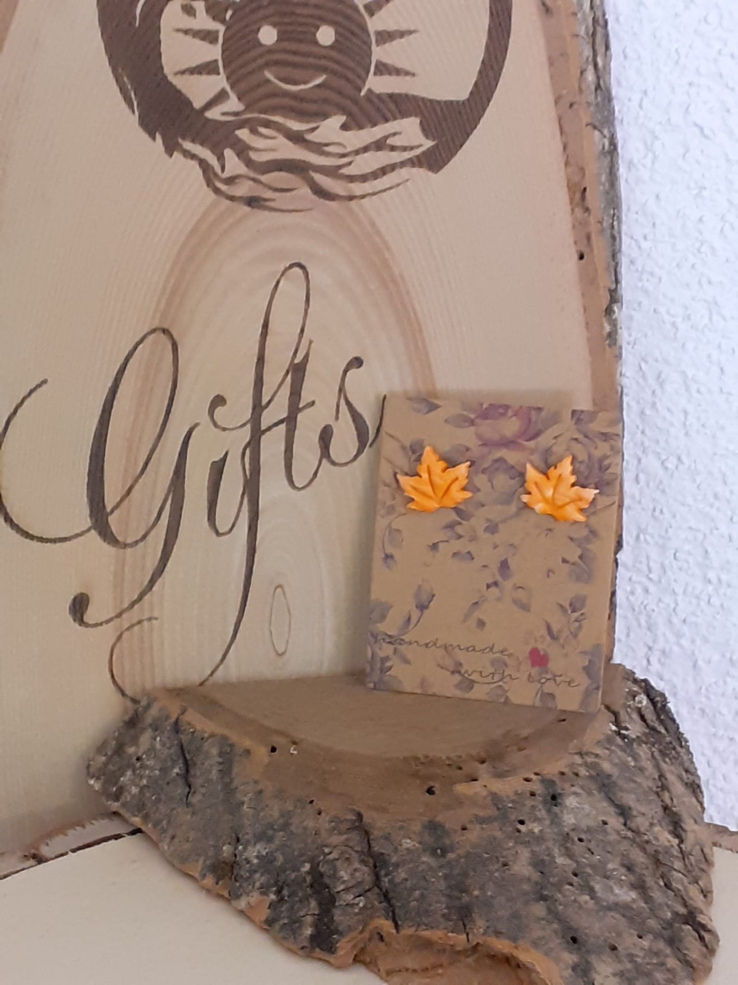 Ahornblatt-Ohrstecker – handgefertigt aus Fimo
