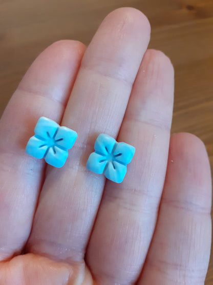 Blumen-Ohrstecker – handgefertigt aus Fimo