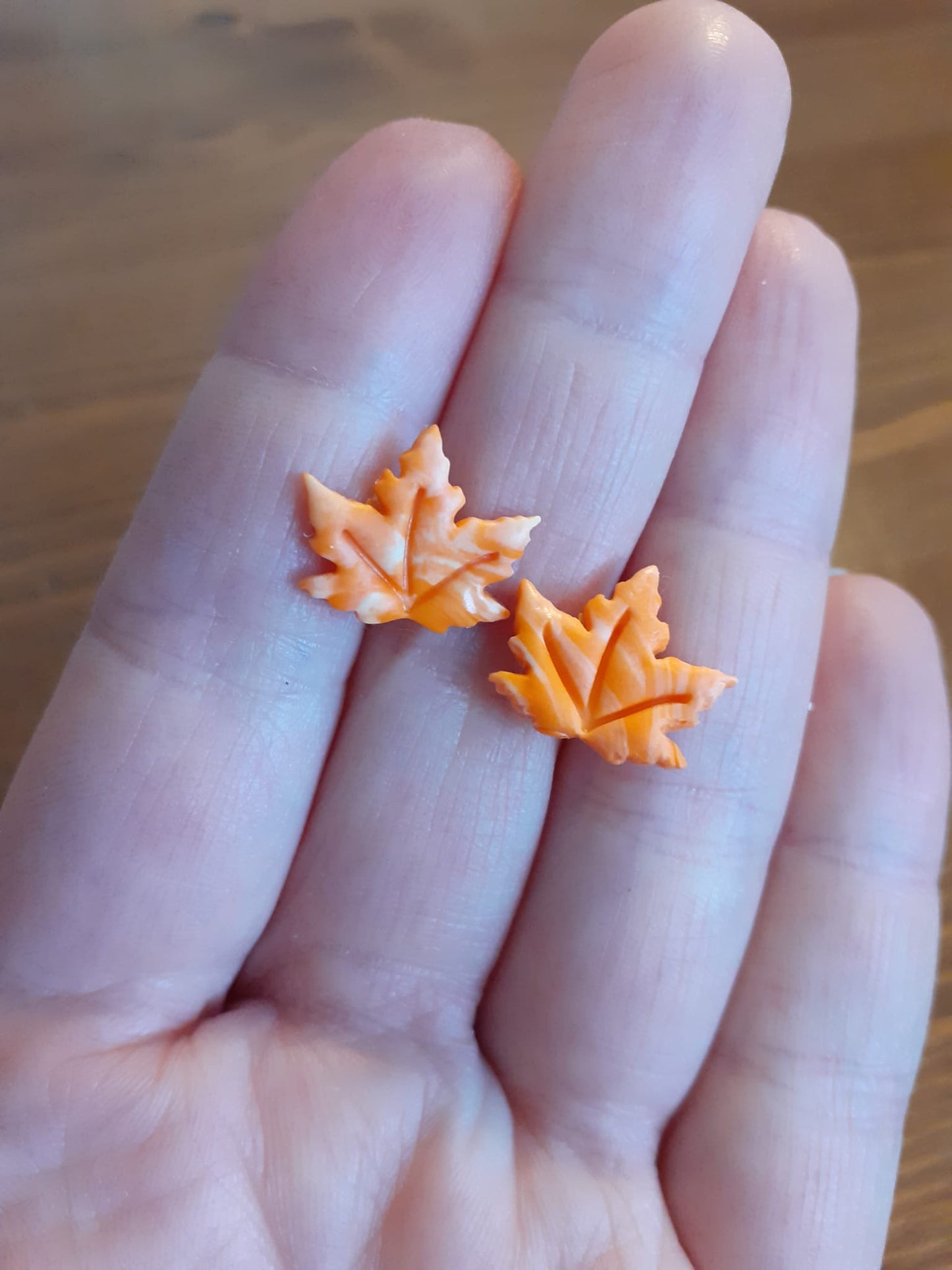 Ahornblatt-Ohrstecker – handgefertigt aus Fimo