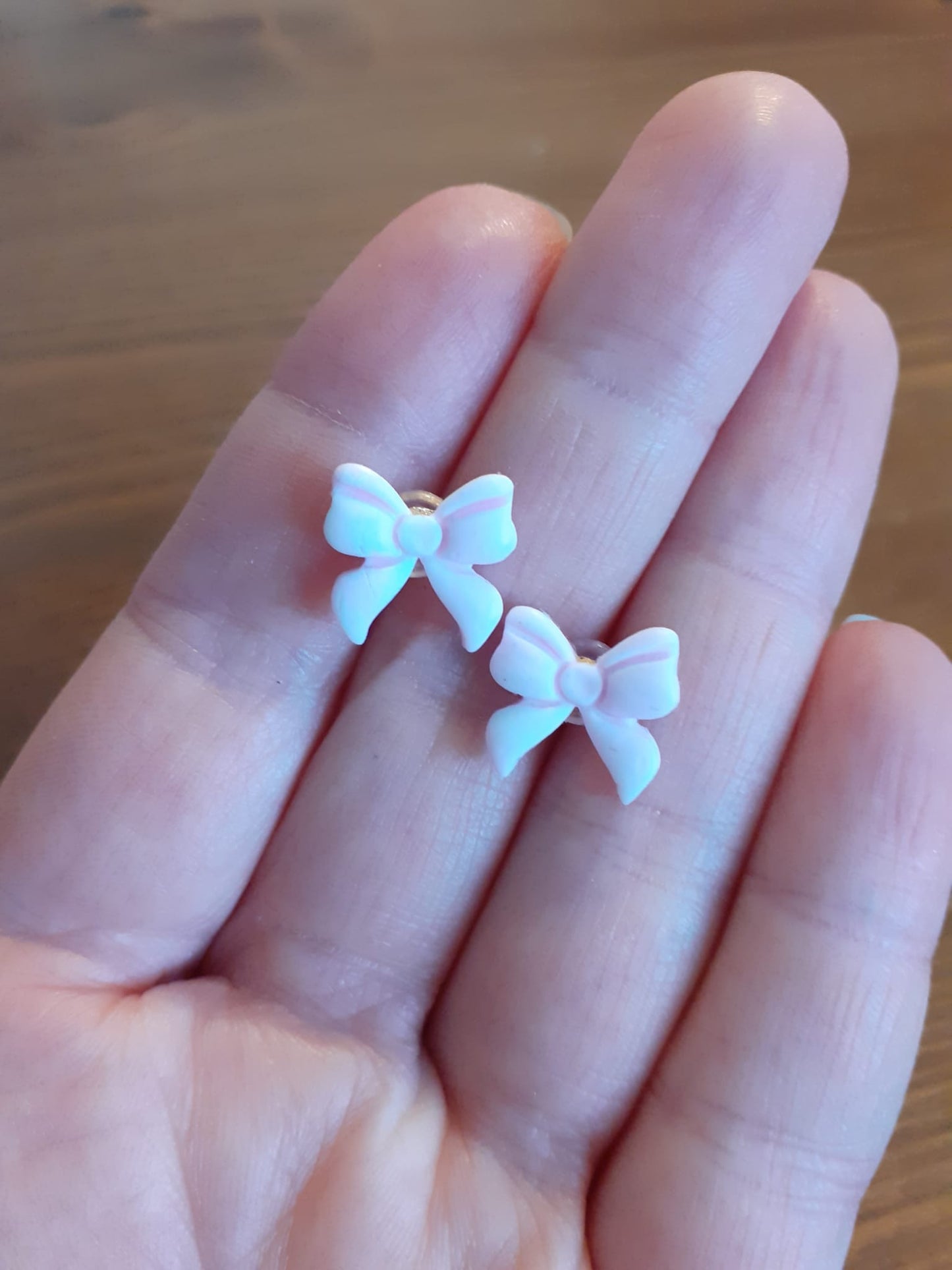 Schleifen-Ohrstecker – handgefertigt aus Fimo